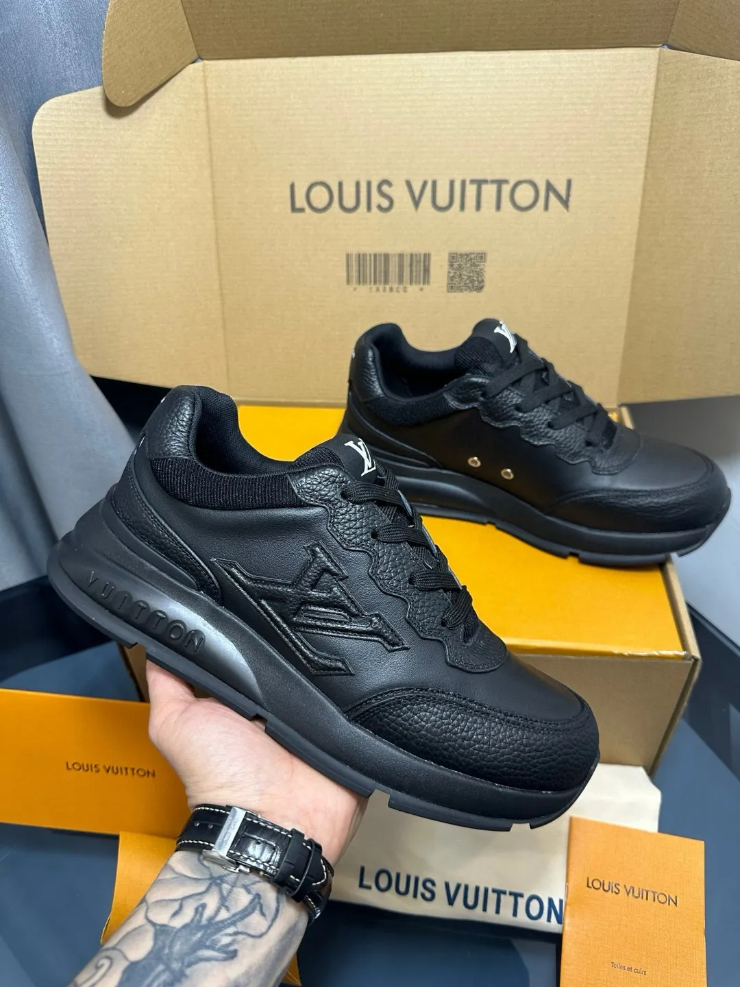 Factory price: 700💰🌈LV | Louis Vuitton 2025𝐬𝐬 🧡💚2025 spring and summer new style top version‼ ️The original version is the same. The counter focuses on the latest casual shoes and new hard goods🆕 ❥Purchasing agent level! Full of high-end feel! A popular model among bloggers at home and abroad, it’s retro and fashionable, and looks stunning on your feet! Wear a lot of happiness! The official website's main recommendation★ ━━━━━ ЅᏇєєt ━━━━━ ▪️Upper: Original custom-made imported calfskin fabric ▪️Inner: breathable gauze imported from Italy ▪️Outsole: rubber foam ➕t men's men's shoes 💰u high-end outsole ▪️Color: nine colors available ▪️Shoe size: 35-44, (45, 46 customized)
